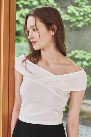 오프숄더 셔링 티셔츠 - 화이트 / Off Shoulder Shirring T-Shirts - White