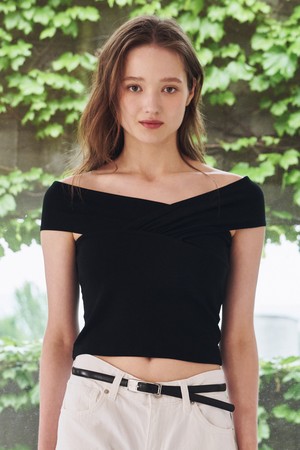 오프 숄더 셔링 티셔츠 - 블랙 / Off Shoulder Shirring T-Shirts - Black