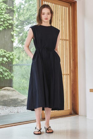 슬리브리스 플리츠 원피스 - 네이비 / Sleeveless Pleats Dress - Navy