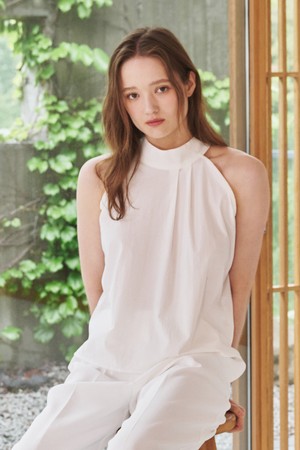 홀터 투턱 블라우스 - 아이보리 / Holter Two Tuck Blouse - Ivory