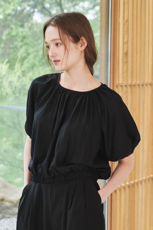 링클 셔링 라운드 블라우스 - 블랙 / Wrinkle Shirring Round Blouse - Black