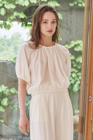 링클 셔링 라운드 블라우스 - 아이보리 / Wrinkle Shirring Round Blouse - Ivory