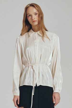 글로시 벨티드 블라우스 - 크림 / Glossy Belted Blouse - Cream