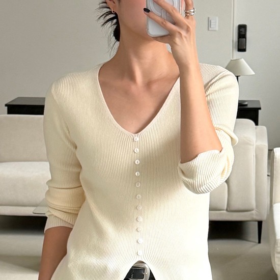 소프트 브이넥 버튼 니트 - 라이트 베이지 / Soft V-Neck Button Knit - L.Beige