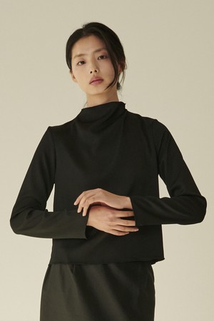 하프넥 실키 블라우스 - 블랙/ Half‑Neck Silky Blouse - Black