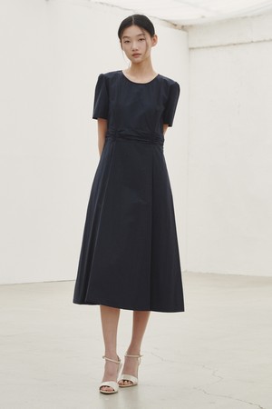 라운드 넥 셔링 포인트 드레스 - 네이비 / Round Neck Shirring Point Dress - Navy