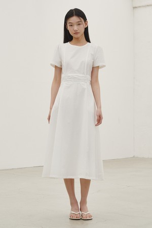 라운드 넥 셔링 포인트 드레스 - 화이트 / Round Neck Shirring Point Dress - White