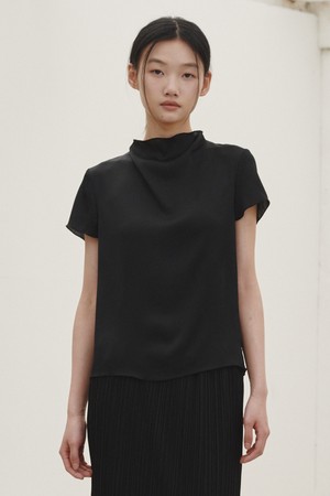 하프 슬리브 실키 블라우스 - 블랙 / Half-sleeved silky blouse - Black