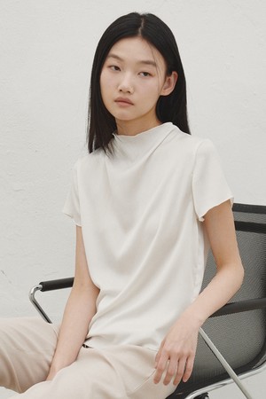 하프 슬리브 실키 블라우스 - 아이보리 / Half-sleeved silky blouse - Ivory