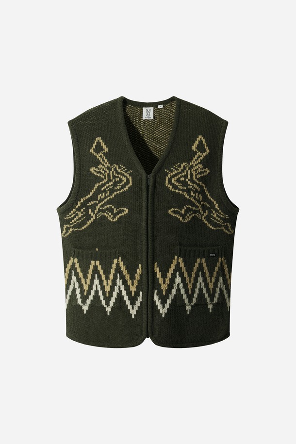 유니) 코위찬 니트 베스트(KHAKI)는 가을, 겨울 시즌에 어울리는 유니섹스 스타일의 니트 베스트입니다. 클래식하고 미니멀한 디자인으로, 모임룩 연출에도 적합합니다. 부드러운 촉감의 두꺼운 니트 소재에, 자카드 패턴과 자수 디테일이 더해져 고급스러운 분위기를 자아냅니다. 크롭 기장의 V넥 디자인과 민소매 스타일, 집업 여밈 방식으로 편안하게 착용 가능합니다. 

