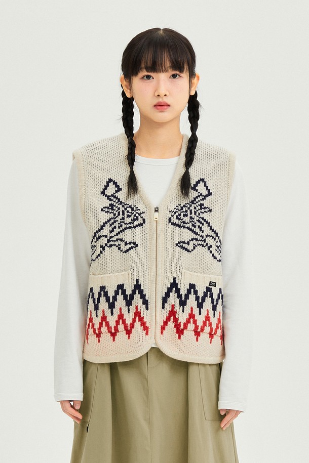 유니) 코위찬 니트 베스트(아이보리)는 캐주얼, 클래식, 미니멀 스타일을 아우르는 아이보리 컬러의 유니섹스 니트 베스트입니다. 가을과 겨울에 따뜻하게 착용할 수 있으며, 두꺼운 두께감과 부드러운 촉감이 특징입니다. 말 패턴의 자카드 디자인이 돋보이며, 라운드넥과 레귤러핏으로 제작되었습니다. 데이트룩, 모임룩 등 다양한 때와 장소와 목적에 활용 가능하며, 민소매 디자인으로 레이어드하기 좋습니다.