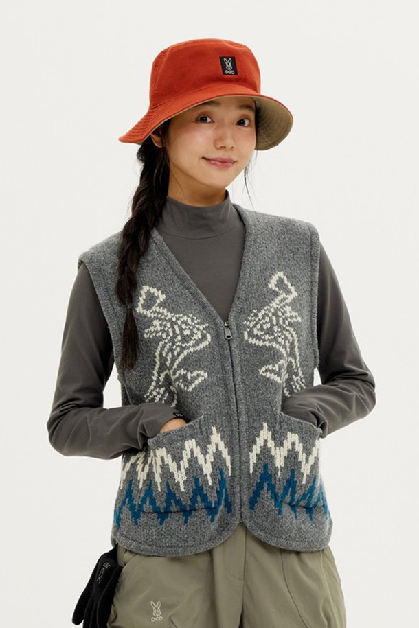 유니) 코위찬 니트 베스트(멜란지 그레이 스탠다드)는 캐주얼, 클래식, 미니멀 스타일을 아우르는 남녀 공용 니트 베스트입니다. 가을, 겨울 시즌에 어울리는 중간 두께의 부드러운 니트 소재로 제작되었으며, 브이넥 디자인과 레귤러핏으로 편안한 착용감을 선사합니다. 멜란지 그레이 컬러에 집업 스타일, 사슴 및 지그재그 패턴이 더해져 포인트를 줍니다. 캠핑룩, 집콕룩 등 다양한 TPO에 활용 가능하며, 일상에서 개성 있는 스타일을 연출하기 좋습니다.
