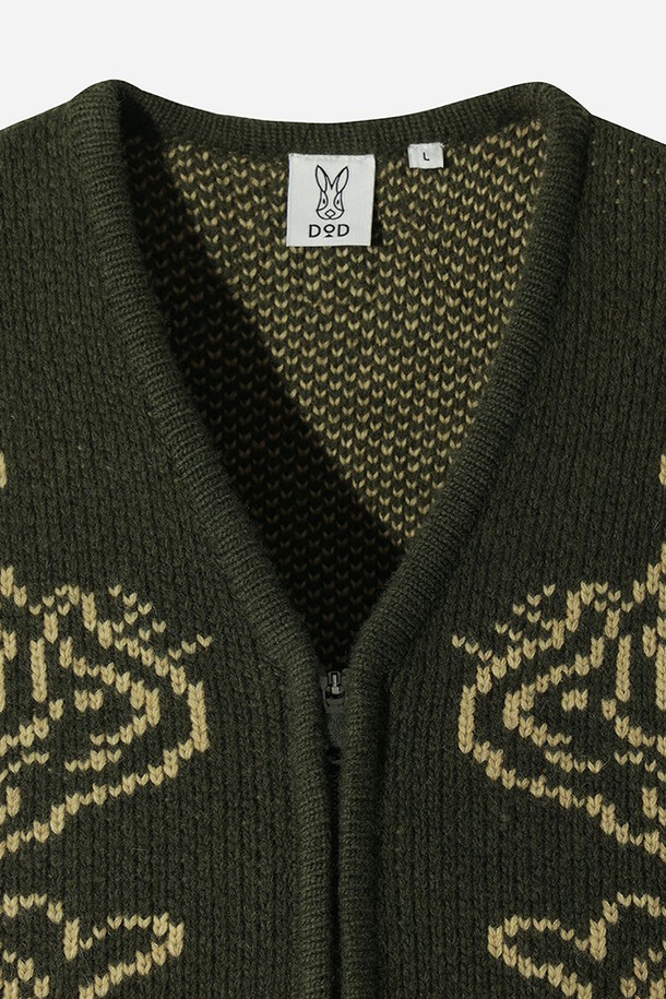 유니) 코위찬 니트 베스트(KHAKI)는 가을, 겨울 시즌에 어울리는 유니섹스 스타일의 니트 베스트입니다. 클래식하고 미니멀한 디자인으로, 모임룩 연출에도 적합합니다. 부드러운 촉감의 두꺼운 니트 소재에, 자카드 패턴과 자수 디테일이 더해져 고급스러운 분위기를 자아냅니다. 크롭 기장의 V넥 디자인과 민소매 스타일, 집업 여밈 방식으로 편안하게 착용 가능합니다. 

