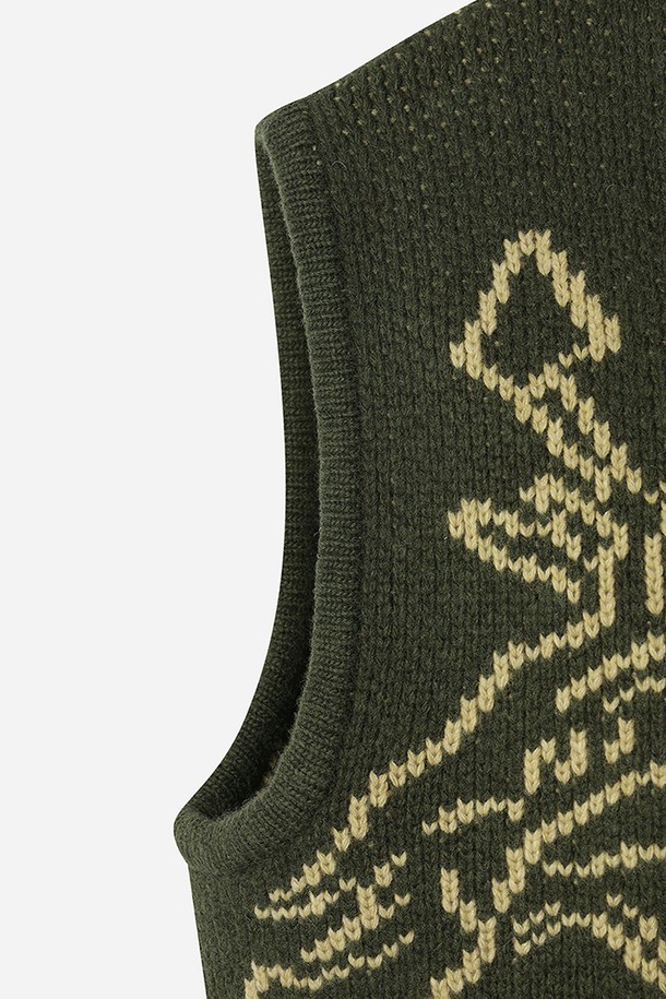 유니) 코위찬 니트 베스트(KHAKI)는 가을, 겨울 시즌에 어울리는 유니섹스 스타일의 니트 베스트입니다. 클래식하고 미니멀한 디자인으로, 모임룩 연출에도 적합합니다. 부드러운 촉감의 두꺼운 니트 소재에, 자카드 패턴과 자수 디테일이 더해져 고급스러운 분위기를 자아냅니다. 크롭 기장의 V넥 디자인과 민소매 스타일, 집업 여밈 방식으로 편안하게 착용 가능합니다. 

