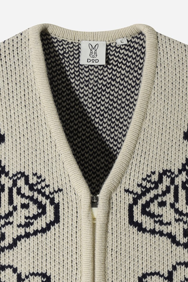 유니) 코위찬 니트 베스트(아이보리)는 캐주얼, 클래식, 미니멀 스타일을 아우르는 아이보리 컬러의 유니섹스 니트 베스트입니다. 가을과 겨울에 따뜻하게 착용할 수 있으며, 두꺼운 두께감과 부드러운 촉감이 특징입니다. 말 패턴의 자카드 디자인이 돋보이며, 라운드넥과 레귤러핏으로 제작되었습니다. 데이트룩, 모임룩 등 다양한 때와 장소와 목적에 활용 가능하며, 민소매 디자인으로 레이어드하기 좋습니다.