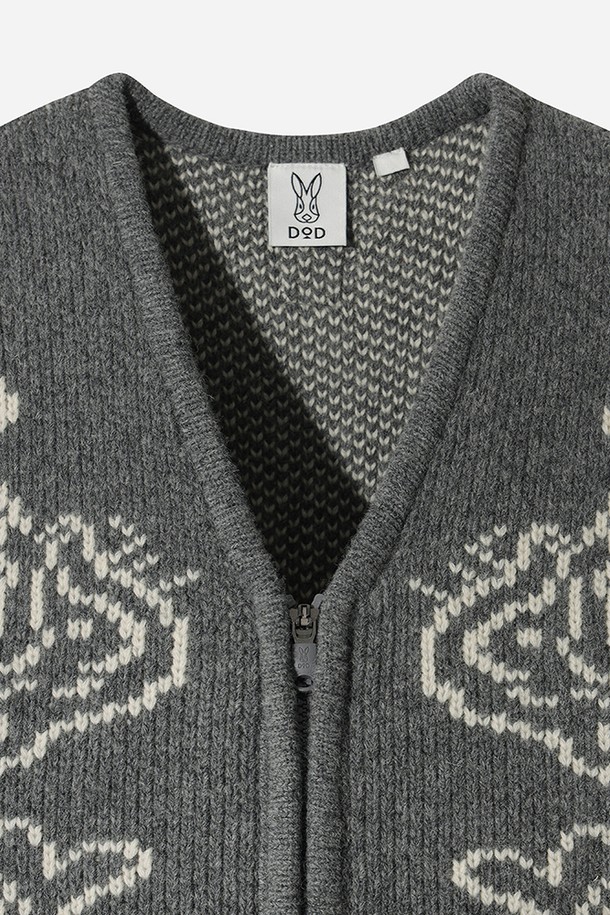 유니) 코위찬 니트 베스트(멜란지 그레이 스탠다드)는 캐주얼, 클래식, 미니멀 스타일을 아우르는 남녀 공용 니트 베스트입니다. 가을, 겨울 시즌에 어울리는 중간 두께의 부드러운 니트 소재로 제작되었으며, 브이넥 디자인과 레귤러핏으로 편안한 착용감을 선사합니다. 멜란지 그레이 컬러에 집업 스타일, 사슴 및 지그재그 패턴이 더해져 포인트를 줍니다. 캠핑룩, 집콕룩 등 다양한 TPO에 활용 가능하며, 일상에서 개성 있는 스타일을 연출하기 좋습니다.
