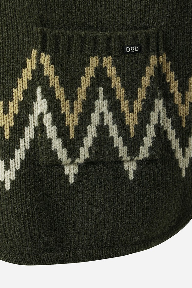 유니) 코위찬 니트 베스트(KHAKI)는 가을, 겨울 시즌에 어울리는 유니섹스 스타일의 니트 베스트입니다. 클래식하고 미니멀한 디자인으로, 모임룩 연출에도 적합합니다. 부드러운 촉감의 두꺼운 니트 소재에, 자카드 패턴과 자수 디테일이 더해져 고급스러운 분위기를 자아냅니다. 크롭 기장의 V넥 디자인과 민소매 스타일, 집업 여밈 방식으로 편안하게 착용 가능합니다. 

