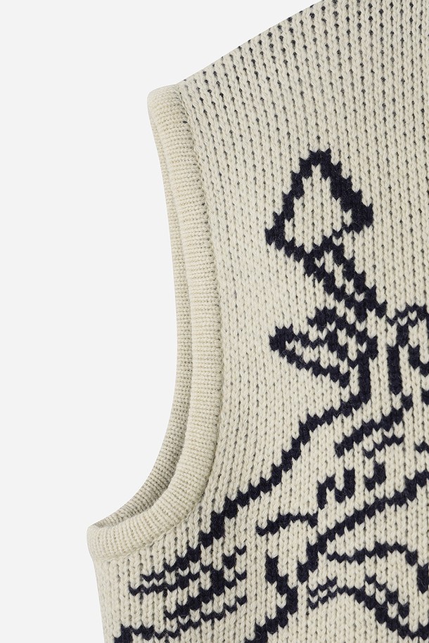 유니) 코위찬 니트 베스트(아이보리)는 캐주얼, 클래식, 미니멀 스타일을 아우르는 아이보리 컬러의 유니섹스 니트 베스트입니다. 가을과 겨울에 따뜻하게 착용할 수 있으며, 두꺼운 두께감과 부드러운 촉감이 특징입니다. 말 패턴의 자카드 디자인이 돋보이며, 라운드넥과 레귤러핏으로 제작되었습니다. 데이트룩, 모임룩 등 다양한 때와 장소와 목적에 활용 가능하며, 민소매 디자인으로 레이어드하기 좋습니다.