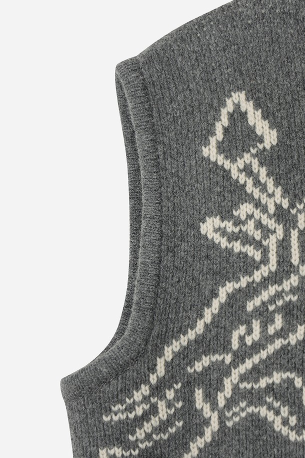 유니) 코위찬 니트 베스트(멜란지 그레이 스탠다드)는 캐주얼, 클래식, 미니멀 스타일을 아우르는 남녀 공용 니트 베스트입니다. 가을, 겨울 시즌에 어울리는 중간 두께의 부드러운 니트 소재로 제작되었으며, 브이넥 디자인과 레귤러핏으로 편안한 착용감을 선사합니다. 멜란지 그레이 컬러에 집업 스타일, 사슴 및 지그재그 패턴이 더해져 포인트를 줍니다. 캠핑룩, 집콕룩 등 다양한 TPO에 활용 가능하며, 일상에서 개성 있는 스타일을 연출하기 좋습니다.
