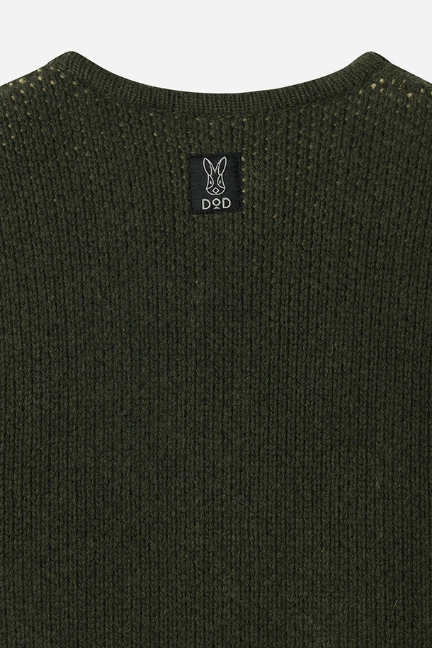 유니) 코위찬 니트 베스트(KHAKI)는 가을, 겨울 시즌에 어울리는 유니섹스 스타일의 니트 베스트입니다. 클래식하고 미니멀한 디자인으로, 모임룩 연출에도 적합합니다. 부드러운 촉감의 두꺼운 니트 소재에, 자카드 패턴과 자수 디테일이 더해져 고급스러운 분위기를 자아냅니다. 크롭 기장의 V넥 디자인과 민소매 스타일, 집업 여밈 방식으로 편안하게 착용 가능합니다. 

