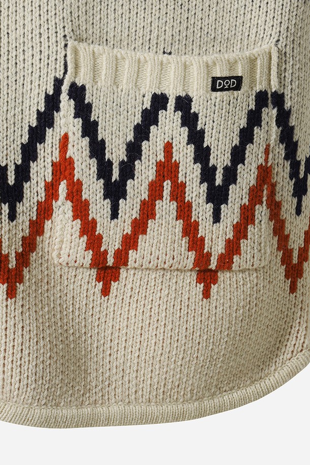 유니) 코위찬 니트 베스트(아이보리)는 캐주얼, 클래식, 미니멀 스타일을 아우르는 아이보리 컬러의 유니섹스 니트 베스트입니다. 가을과 겨울에 따뜻하게 착용할 수 있으며, 두꺼운 두께감과 부드러운 촉감이 특징입니다. 말 패턴의 자카드 디자인이 돋보이며, 라운드넥과 레귤러핏으로 제작되었습니다. 데이트룩, 모임룩 등 다양한 때와 장소와 목적에 활용 가능하며, 민소매 디자인으로 레이어드하기 좋습니다.