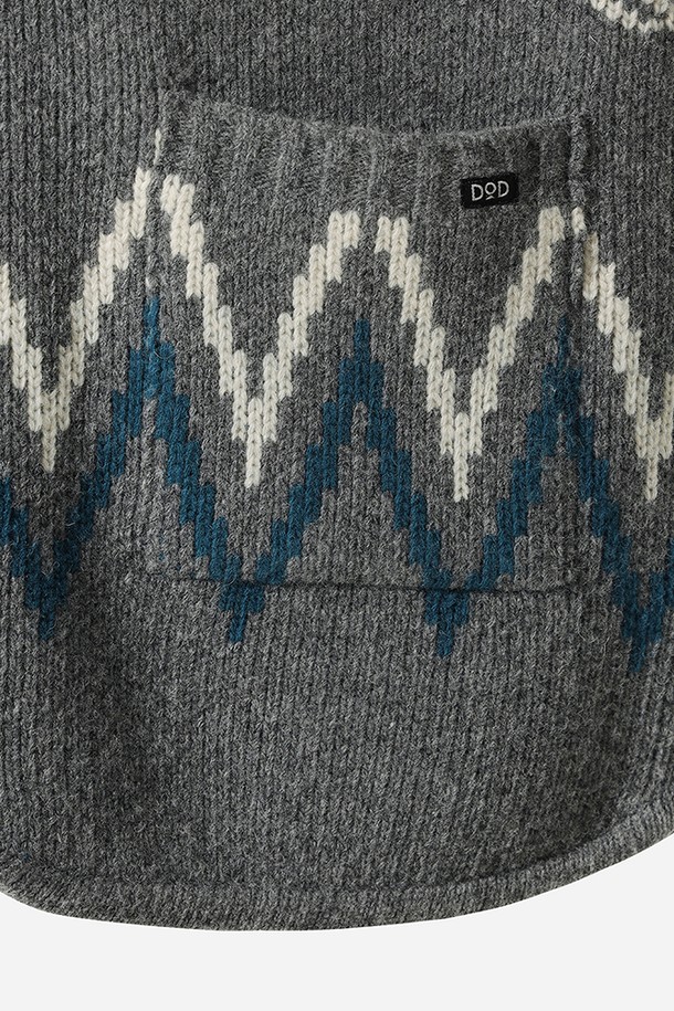 유니) 코위찬 니트 베스트(멜란지 그레이 스탠다드)는 캐주얼, 클래식, 미니멀 스타일을 아우르는 남녀 공용 니트 베스트입니다. 가을, 겨울 시즌에 어울리는 중간 두께의 부드러운 니트 소재로 제작되었으며, 브이넥 디자인과 레귤러핏으로 편안한 착용감을 선사합니다. 멜란지 그레이 컬러에 집업 스타일, 사슴 및 지그재그 패턴이 더해져 포인트를 줍니다. 캠핑룩, 집콕룩 등 다양한 TPO에 활용 가능하며, 일상에서 개성 있는 스타일을 연출하기 좋습니다.
