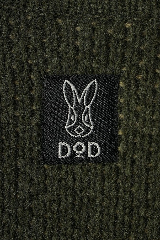 유니) 코위찬 니트 베스트(KHAKI)는 가을, 겨울 시즌에 어울리는 유니섹스 스타일의 니트 베스트입니다. 클래식하고 미니멀한 디자인으로, 모임룩 연출에도 적합합니다. 부드러운 촉감의 두꺼운 니트 소재에, 자카드 패턴과 자수 디테일이 더해져 고급스러운 분위기를 자아냅니다. 크롭 기장의 V넥 디자인과 민소매 스타일, 집업 여밈 방식으로 편안하게 착용 가능합니다. 

