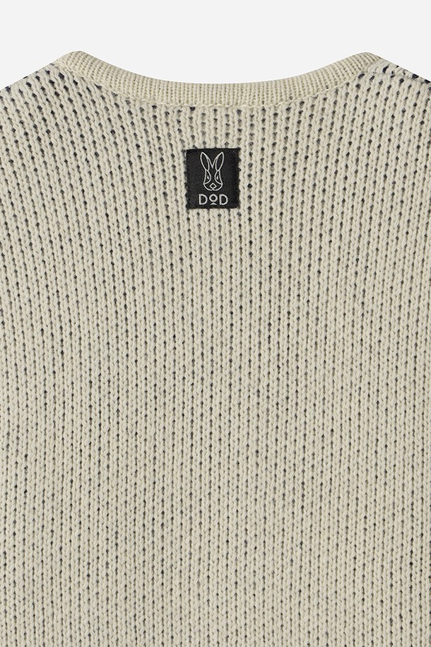 유니) 코위찬 니트 베스트(아이보리)는 캐주얼, 클래식, 미니멀 스타일을 아우르는 아이보리 컬러의 유니섹스 니트 베스트입니다. 가을과 겨울에 따뜻하게 착용할 수 있으며, 두꺼운 두께감과 부드러운 촉감이 특징입니다. 말 패턴의 자카드 디자인이 돋보이며, 라운드넥과 레귤러핏으로 제작되었습니다. 데이트룩, 모임룩 등 다양한 때와 장소와 목적에 활용 가능하며, 민소매 디자인으로 레이어드하기 좋습니다.