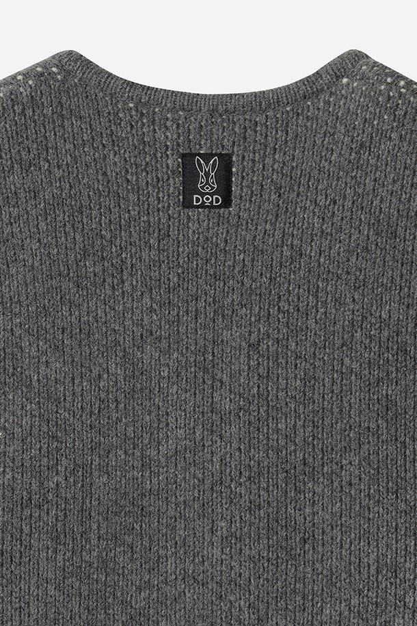 유니) 코위찬 니트 베스트(멜란지 그레이 스탠다드)는 캐주얼, 클래식, 미니멀 스타일을 아우르는 남녀 공용 니트 베스트입니다. 가을, 겨울 시즌에 어울리는 중간 두께의 부드러운 니트 소재로 제작되었으며, 브이넥 디자인과 레귤러핏으로 편안한 착용감을 선사합니다. 멜란지 그레이 컬러에 집업 스타일, 사슴 및 지그재그 패턴이 더해져 포인트를 줍니다. 캠핑룩, 집콕룩 등 다양한 TPO에 활용 가능하며, 일상에서 개성 있는 스타일을 연출하기 좋습니다.
