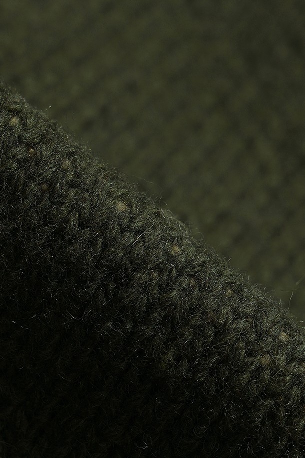 유니) 코위찬 니트 베스트(KHAKI)는 가을, 겨울 시즌에 어울리는 유니섹스 스타일의 니트 베스트입니다. 클래식하고 미니멀한 디자인으로, 모임룩 연출에도 적합합니다. 부드러운 촉감의 두꺼운 니트 소재에, 자카드 패턴과 자수 디테일이 더해져 고급스러운 분위기를 자아냅니다. 크롭 기장의 V넥 디자인과 민소매 스타일, 집업 여밈 방식으로 편안하게 착용 가능합니다. 

