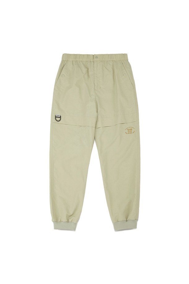 ISO400 선샤인 스냅 트랙 팬츠 베이지는 야외 활동과 일상에서 활용하기 좋은 트랙 팬츠입니다. 봄, 여름, 가을 모두 착용 가능하며, 가볍고 부드러운 나일론 소재로 제작되어 쾌적한 착용감을 선사합니다. 세미오버핏으로 스포티하면서도 캐주얼한 스타일을 연출하며, 무지 디자인에 밴딩 처리로 편안함을 더했습니다. 산책룩, 여행룩 등 다양한 TPO에 매치하기 좋으며, 미니멀한 스타일을 선호하는 분들께 추천합니다. 우수한 커버력과 비침 없는 디자인으로 안심하고 착용할 수 있습니다.
