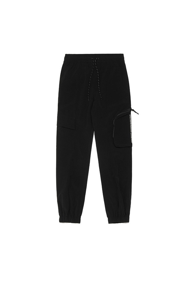 케이 솔리드 조거 팬츠 BLACK는 남성용 조거 핏 팬츠입니다. 캐주얼하고 스포티한 스타일로 일상 및 가벼운 활동에 적합하며, 봄, 여름 시즌에 착용하기 좋습니다. 부드러운 촉감의 나일론, 폴리우레탄 혼방 소재로 제작되었으며, 얇은 두께감으로 편안한 착용감을 선사합니다. 밴딩 허리, 방풍 및 발수 기능, 아웃 포켓 디자인과 악세서리 수납 포켓, 뛰어난 스트레치성을 갖춘 활용도 높은 제품입니다. 블랙 컬러의 무지 디자인으로 미니멀한 스타일을 연출할 수 있습니다.
