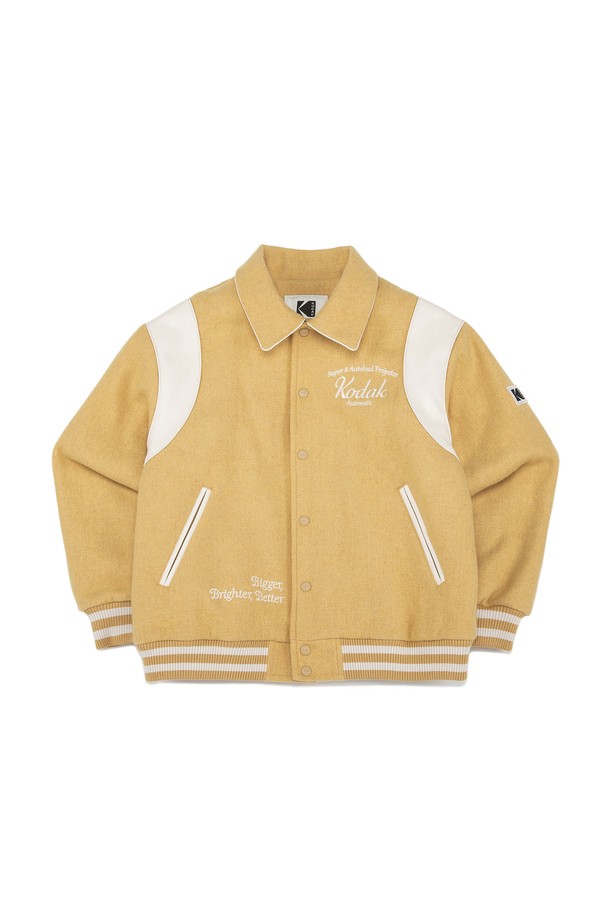 울 바시티 재킷 BEIGE'는 남녀 모두 착용 가능한 아우터입니다. 가을, 초겨울에 어울리는 두꺼운 두께감의 오버핏 재킷으로, 캐주얼, 스포티, 클래식 스타일을 연출할 수 있습니다. 베이지 컬러에 로고 패턴이 특징이며, 코닥 위딩 디테일이 돋보입니다. 울, 아크릴, 나일론 혼방 소재로 제작되었으며, 스냅 여밈 방식에 긴 소매 기장입니다. 가을 나들이룩, 겨울 데일리룩에 활용하기 좋습니다.
