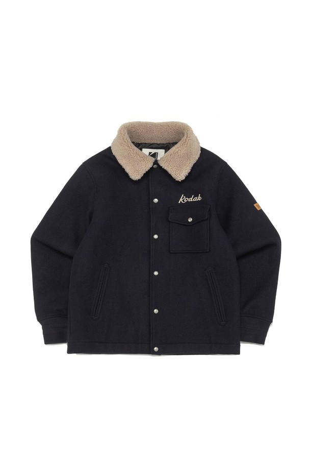 클래식하고 캐주얼한 무드의 브라우니 울 자켓 NAVY는 가을, 겨울에 활용하기 좋은 공용 아우터입니다. 네이비 색상의 세미오버핏 코치 자켓으로, 밀도 높은 플리스 카라와 코닥 레더 케이스에서 영감을 받은 패턴이 특징이며, 울과 알파카 혼방 소재로 제작되어 두껍고 부드러운 촉감을 자랑합니다. 스냅 버튼 여밈 방식과 자연스럽게 떨어지는 핏, 그리고 코닥 카메라 패턴 디테일이 돋보이는 긴소매 레귤러 기장의 자켓입니다.
