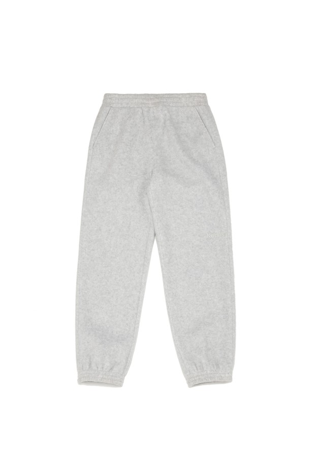 마이크로플리스 세미오버핏 조거 팬츠 WHITE MELANGE는 부드러운 촉감의 마이크로플리스 소재로 제작되어 가을, 겨울 시즌에 따뜻하게 착용하기 좋은 조거 팬츠입니다. 톤 다운된 화이트 멜란지 컬러로 어떤 상의에도 매치하기 쉬우며, 캐주얼, 스포티, 미니멀 스타일을 모두 소화할 수 있습니다. 밴딩 허리와 드로우스트링(끈)으로 편안한 착용감을 제공하며, 세미오버핏으로 제작되어 활동성을 높였습니다. 뛰어난 보온성과 경량성을 자랑하며, 비침 걱정 없이 편안하게 데일리룩, 집콕룩, 산책룩으로 활용하기 좋습니다. 신축성 있는 소재로 편안한 움직임을 보장합니다.
