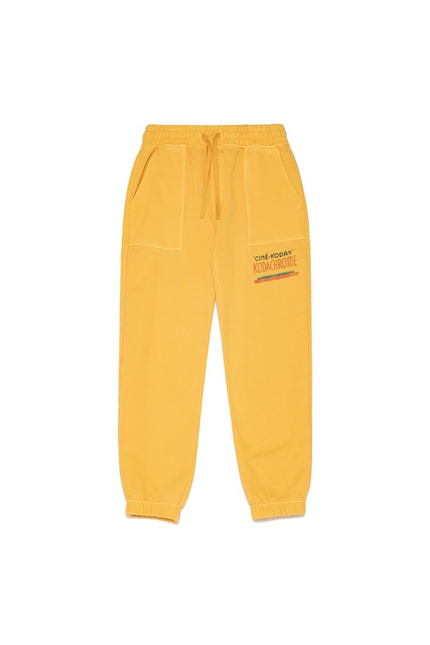 씨네코닥 피그먼트다잉 레귤러 조거 팬츠 머스타드입니다. 일상 및 캐주얼 스타일로 활용하기 좋은 아이템입니다. 봄, 여름 시즌에 적합하며, 500g대 고중량 면 소재로 제작되어 편안한 착용감을 선사합니다. 허리 내장 밴드와 스트링으로 편안한 핏 조절이 가능하며, 피그먼트 다잉 처리로 빈티지한 무드를 더했습니다. 레귤러핏과 조거핏을 동시에 느낄 수 있으며, 무지 디자인으로 다양한 상의와 매치하기 용이합니다.
