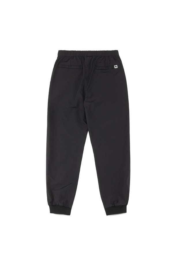 ISO400 선샤인 스냅 트랙 팬츠 BLACK는 편안함과 스타일을 동시에 잡은 공용 트랙 팬츠입니다. 일상  및 스포츠 활동에 적합하며, 봄, 가을 시즌에 활용하기 좋습니다. 블랙 컬러의 무지 디자인에 조거 핏으로 제작되어 스포티하면서도 캐주얼한 무드를 연출합니다. 밴딩 처리와 스냅 버튼 디테일로 활동성을 더했습니다. 릴랙스 핏으로 편안한 착용감을 선사하며 피트니스룩, 미니멀, 캐주얼 스타일을 즐겨 입는 분들께 추천합니다.
