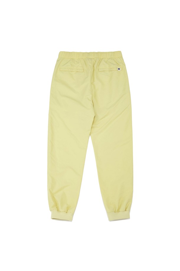 ISO400(아이 에스 오 사백) 선샤인 스냅 트랙 팬츠 YELLOW는 가볍고 편안한 착용감을 제공하는 세미오버핏 옐로우 컬러의 트랙 팬츠입니다. 사계절 모두 활용 가능한 긴 기장의 나일론 소재 바지로, 메쉬 안감으로 통기성을 높였습니다. 가볍고 몸에 달라붙지 않아 아웃도어 활동이나 일상복으로 적합하며, 스포티, 캐주얼, 미니멀 스타일을 연출할 수 있습니다. 산책, 여행, 등산 등 다양한 TPO(Time, Place, Occasion)에 어울리는 아이템입니다.
