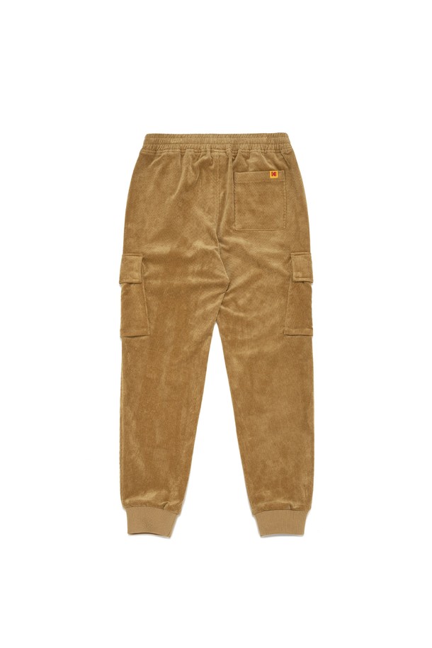 베이지 컬러의 코듀로이 스트레치 슬림 조거팬츠입니다. 부드러운 촉감과 슬림핏으로 편안하면서도 스타일리시한 핏을 연출합니다. 가을, 겨울 시즌에 적합하며, 캐주얼, 미니멀, 클래식 스타일을 모두 소화할 수 있습니다. 사이드 포켓과 기본 포켓이 있으며, 뛰어난 스트레치성으로 활동성을 높였습니다. 일상, 가을 나들이, 겨울 데일리룩 등 다양한 TPO에 활용하기 좋습니다.
