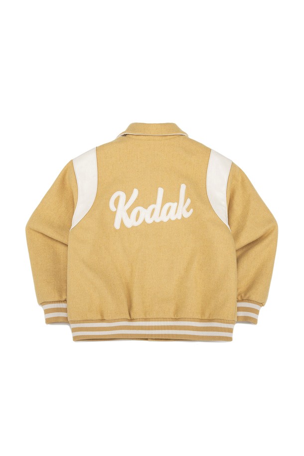 울 바시티 재킷 BEIGE'는 남녀 모두 착용 가능한 아우터입니다. 가을, 초겨울에 어울리는 두꺼운 두께감의 오버핏 재킷으로, 캐주얼, 스포티, 클래식 스타일을 연출할 수 있습니다. 베이지 컬러에 로고 패턴이 특징이며, 코닥 위딩 디테일이 돋보입니다. 울, 아크릴, 나일론 혼방 소재로 제작되었으며, 스냅 여밈 방식에 긴 소매 기장입니다. 가을 나들이룩, 겨울 데일리룩에 활용하기 좋습니다.
