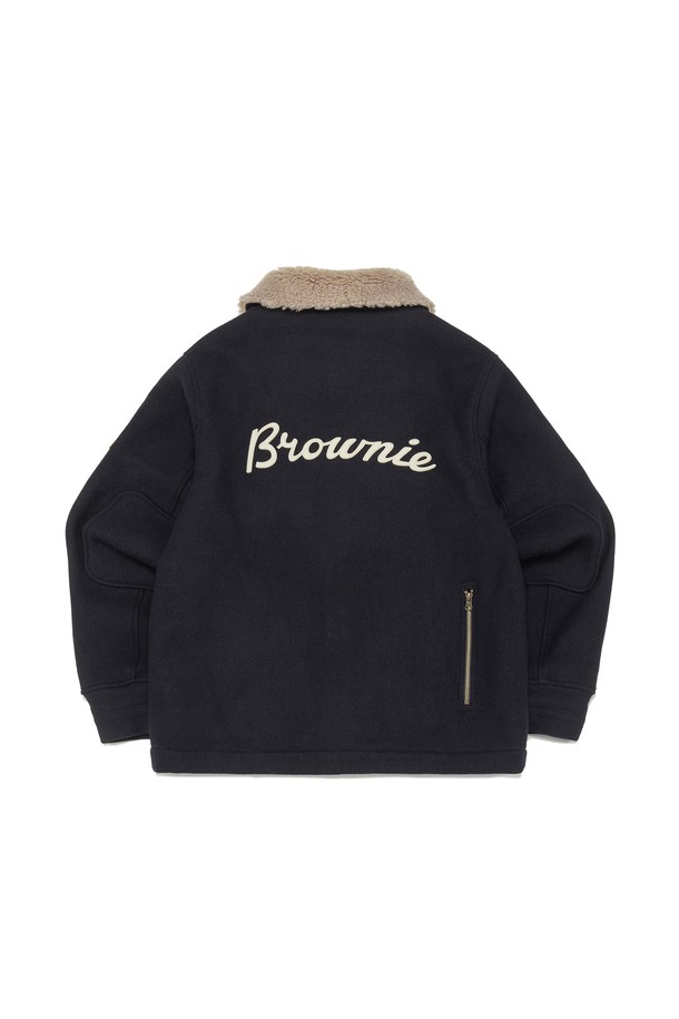 클래식하고 캐주얼한 무드의 브라우니 울 자켓 NAVY는 가을, 겨울에 활용하기 좋은 공용 아우터입니다. 네이비 색상의 세미오버핏 코치 자켓으로, 밀도 높은 플리스 카라와 코닥 레더 케이스에서 영감을 받은 패턴이 특징이며, 울과 알파카 혼방 소재로 제작되어 두껍고 부드러운 촉감을 자랑합니다. 스냅 버튼 여밈 방식과 자연스럽게 떨어지는 핏, 그리고 코닥 카메라 패턴 디테일이 돋보이는 긴소매 레귤러 기장의 자켓입니다.
