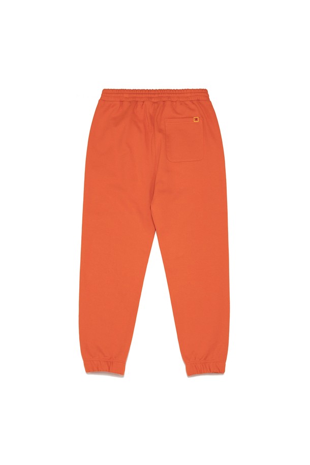 따뜻하고 편안한 겨울을 위한 스몰로고 윈터 기모 조거 팬츠 오렌지입니다. 부드러운 촉감의 면, 폴리에스테르 혼방 기모 소재로 제작되어 뛰어난 보온성을 제공합니다. 캐주얼, 스포티 스타일 모두 소화 가능한 세미오버핏 조거 팬츠로, 일상복과 집콕룩, 산책룩까지 다양한 TPO에 활용하기 좋습니다. 스몰로고 디테일이 돋보이며, 밴딩 처리와 신축성 있는 소재로 편안한 착용감을 선사합니다. 비침 걱정 없이 따뜻하게 겨울을 즐겨보세요.