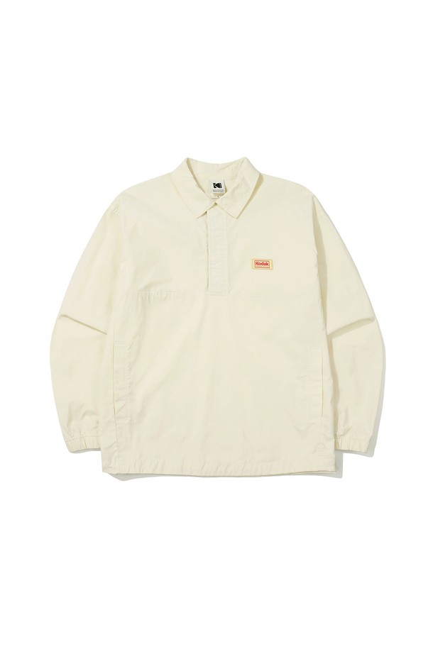 컬러아이 세미오버핏 카라 아노락 재킷 아이보리입니다. 면, 나일론, 스판덱스 혼방의 부드러운 촉감과 중간 두께감으로 봄, 가을에 적합하며, 일상 및 캐주얼 스타일을 연출하기 좋습니다. 세미오버핏으로 편안한 착용감을 선사하며, 사이드 포켓과 밑단 스트링 디테일, 카라 아노락 스타일, 하이 유틸리티 디자인으로 실용성을 더했습니다. 바람막이 밑단 스트링으로 다양한 스타일링을 즐길 수 있어, 동네 마실룩이나 산책룩에 활용하기 좋습니다.
