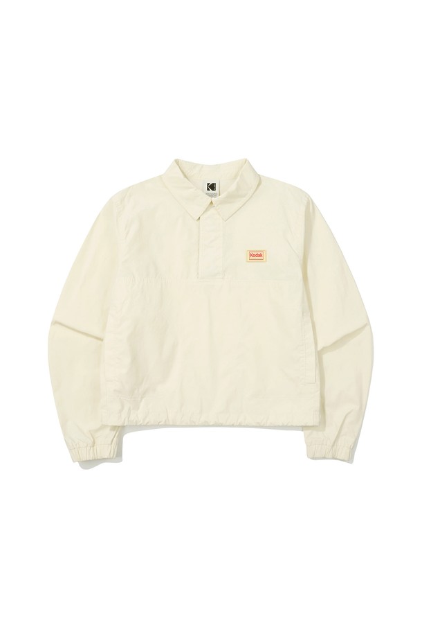 컬러아이 세미크롭핏 카라 아노락 재킷 우먼 아이보리는 여성스러운 실루엣을 연출하는 세미크롭 기장의 아노락 재킷입니다. 아이보리 컬러에 부드러운 촉감의 면, 나일론, 스판 혼방 소재로 제작되어 편안한 착용감을 선사합니다. 방풍 기능과 신축성을 갖춰 활동성을 높였으며, 후드와 밑단 스트링으로 핏 조절이 용이합니다. 양쪽 몸판 포켓과 위싱 이펙트 디테일이 돋보이며, 스포티, 캐주얼, 미니멀 스타일을 모두 소화할 수 있어 동네 마실룩, 산책룩, 여행룩 등 다양한 TPO에 활용하기 좋습니다. 간절기 시즌, 데일리 아우터로 활용하기 좋은 아이템입니다.
