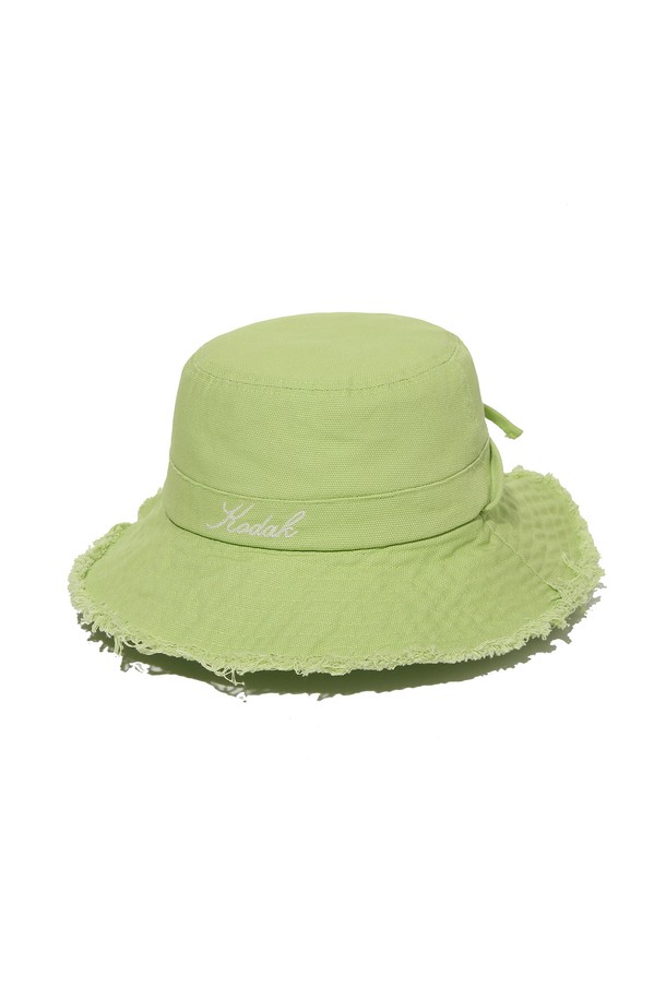 코튼 써머 버킷햇 GREEN은 옥스포드 패턴 면 소재의 버킷햇입니다. 와이드 챙과 프레이드 엣지 디테일이 특징이며, 자연스러운 주름으로 빈티지한 멋을 더했습니다. 조절 가능한 스토퍼 스트랩이 있어 편안한 착용감을 제공하며, 다양한 스타일 연출이 가능합니다. 일상, 산책, 여행 등 어떤 TPO에도 잘 어울리는 캐주얼, 미니멀, 리조트 스타일의 모자입니다. 여름철 햇볕을 가려주는 실용적인 아이템입니다.
