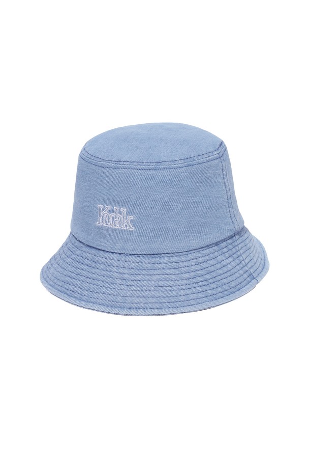 컬러플러스 자수 로고 데님 버킷햇은 데일리룩에 포인트를 더하는 모자입니다. 면 소재로 제작되어 부드러운 촉감을 선사하며, 사계절 내내 착용 가능합니다. 위싱 가공을 거친 데님 소재에 로고 자수 디테일이 돋보이며, 캐주얼, 미니멀, 클래식 스타일 모두 소화 가능한 기본형 디자인입니다. S/M 사이즈는 7.5cm, M/L 사이즈는 6.5cm의 모자 깊이와 각각 8.3cm, 8.7cm의 챙 넓이로 제작되어, 산책룩, 여행룩 등 다양한 TPO에 활용할 수 있습니다.
