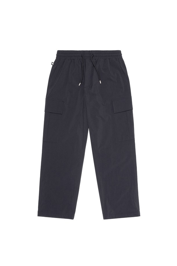 **스트링 와이드핏 조거 카고 팬츠 BLACK**는 남성용 조거 카고 팬츠입니다. 가을/겨울 시즌에 적합하며, 발수 기능과 신축성을 갖춘 나일론, 폴리우레탄 혼방 소재로 제작되었습니다. 와이드핏과 조거핏을 모두 연출할 수 있으며, 밑단 스트링으로 핏 조절이 가능합니다. 사이드 포켓 디자인으로 실용성을 더했으며, 부드러운 촉감이 특징입니다. 캐주얼, 스포티, 미니멀 스타일로 다양한 룩을 연출할 수 있으며, 동네 마실룩, 산책룩, 겨울 데일리룩에 활용하기 좋습니다.
