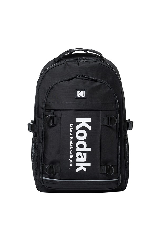 파운디 티맥스 백팩 BLACK은 25L 용량의 라지 사이즈 백팩으로, 일상 및 여행에 적합한 디자인입니다. 18인치 노트북 수납이 가능하며, 태블릿 수납 공간도 갖춰 실용성을 더했습니다. 블랙, 베이지, 그레이 색상으로 출시되었으며, 나일론 소재로 제작되어 견고한 촉감과 내구성을 자랑합니다. 모노톤 디자인에 로고 자수, 가슴 벨트, 메쉬 포켓, 리플렉티브 디테일을 더해 미니멀, 캐주얼, 시티보이 스타일을 연출합니다. 야간 반사 기능과 K 몰드 등판, 파노라마 포켓 구조가 특징이며, 지퍼형 잠금 방식으로 내용물을 안전하게 보호합니다.
