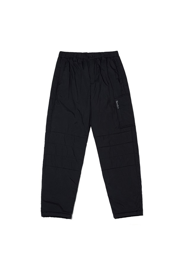 트립 스트레이트 패딩 팬츠 BLACK는 아웃도어 및 겨울 스포츠 활동에 적합한, 남녀 공용의 블랙 컬러 패딩 팬츠입니다. 겨울철 추위 속에서도 따뜻함을 유지하도록 두꺼운 두께와 안감 패딩으로 제작되었으며, 부드러운 촉감을 제공합니다. 스트레이트 핏으로 디자인되어 편안한 착용감을 자랑하며, 밴딩 처리로 활동성을 높였습니다. 나일론 소재를 사용하여 내구성을 강화했으며, 신축성은 없고 비침 걱정 없이 착용 가능합니다. 스포티, 고프코어, 캐주얼 스타일을 연출할 수 있어 겨울 데일리룩, 등산룩, 캠핑룩 등 다양한 TPO에 활용하기 좋습니다.
