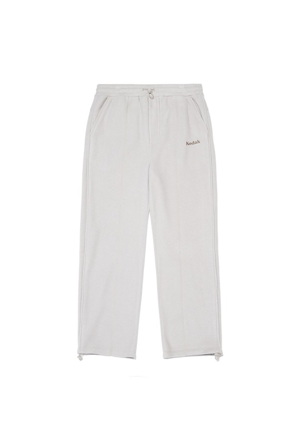 아이보리 컬러의 트립 마이크로플리스 조거 팬츠입니다. 부드러운 촉감의 마이크로플리스 소재로 제작되어 가을, 겨울철 따뜻하게 착용 가능하며, 아웃도어 활동이나 일상복으로 활용하기 좋습니다. 스포티, 캐주얼, 미니멀 스타일을 연출하기 좋으며, 세미오버핏과 조거핏으로 편안한 착용감을 선사합니다. 밴딩 처리된 허리 부분과 무지 디자인으로 깔끔함을 더했습니다. 트립 플리스 재킷과 함께 세트로 착용하여 더욱 스타일리시한 룩을 완성할 수 있습니다.
